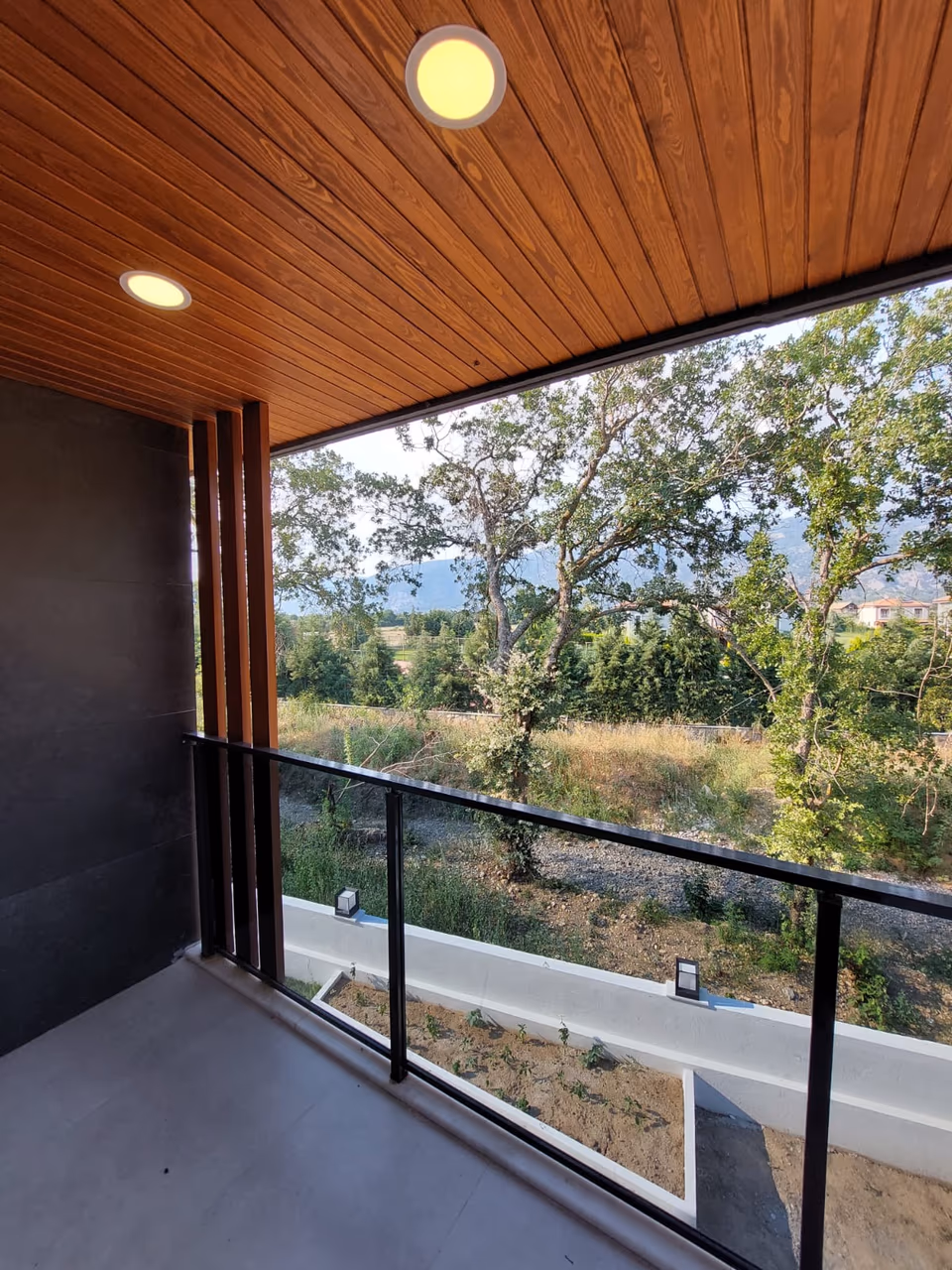 Zen Ortaköy Evleri: Ahşap tavanlı balkon ve yeşil çevre görünümü