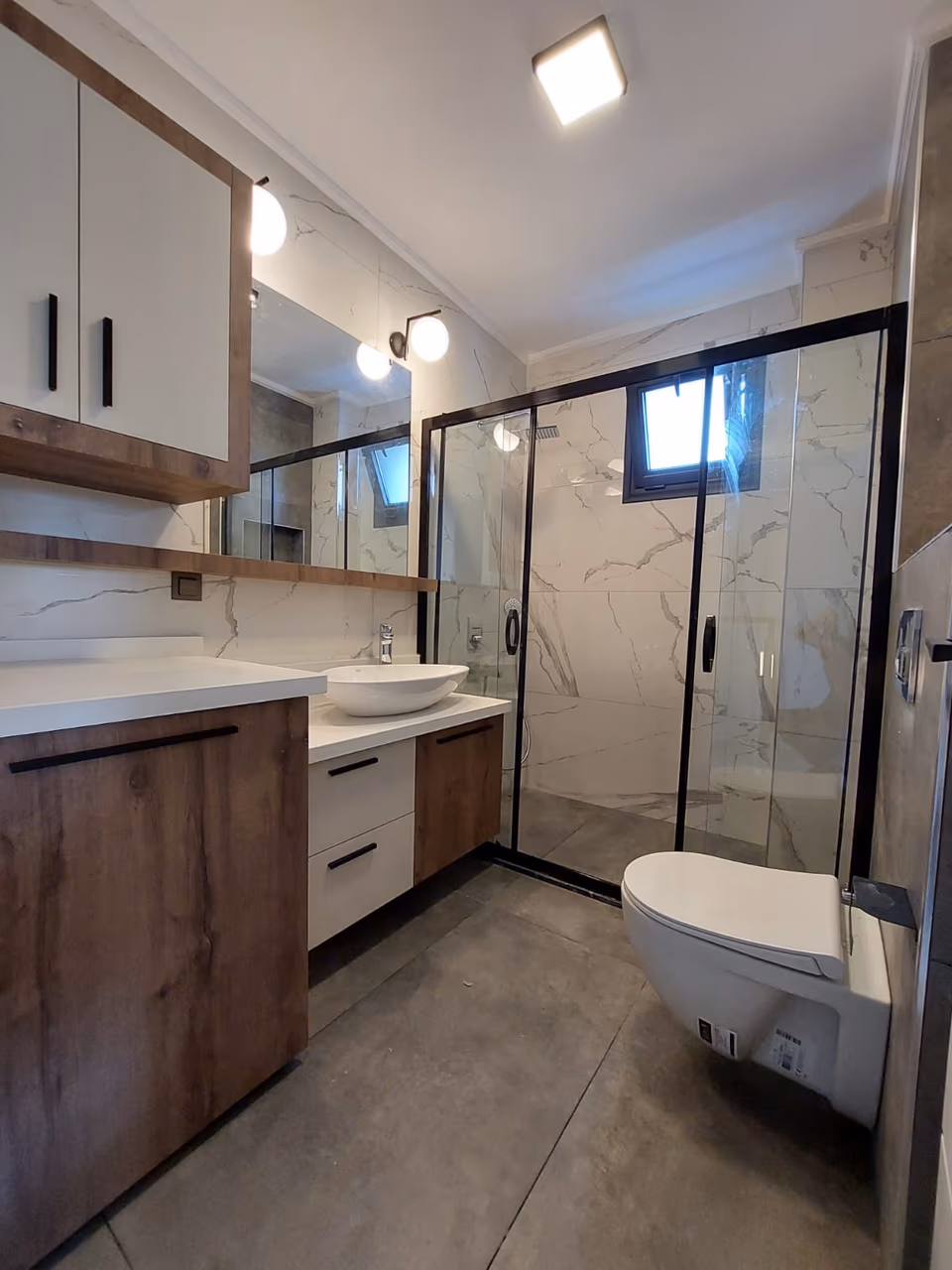 Zen Ortaköy Evleri: Ahşap dolaplı, cam duşakabinli banyo