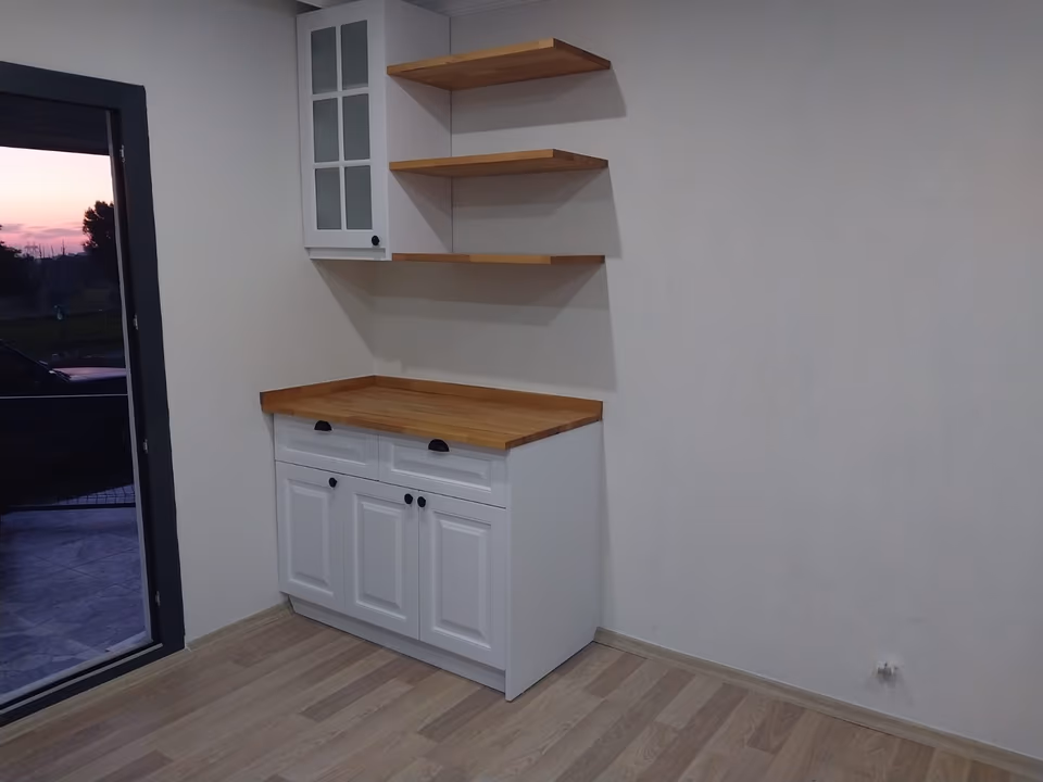 Ahşap tezgâhlı dolap ve açık raf uygulaması