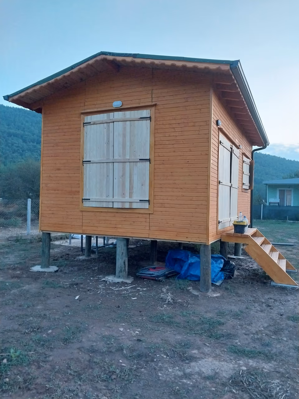 Küçük ahşap evde yan cephe ve pencere
