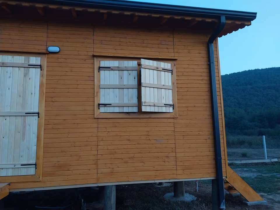 Ahşap evin arka cephe görünümü