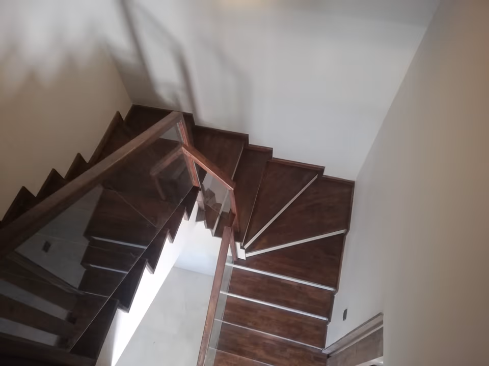 Koyu ahşap dönüş basamaklarının üstten görünümü