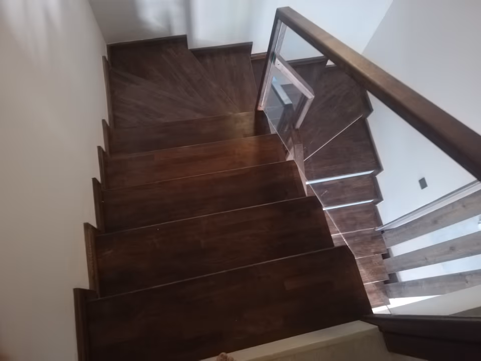 Ahşap merdiven sahanlığı ve cam korkuluk