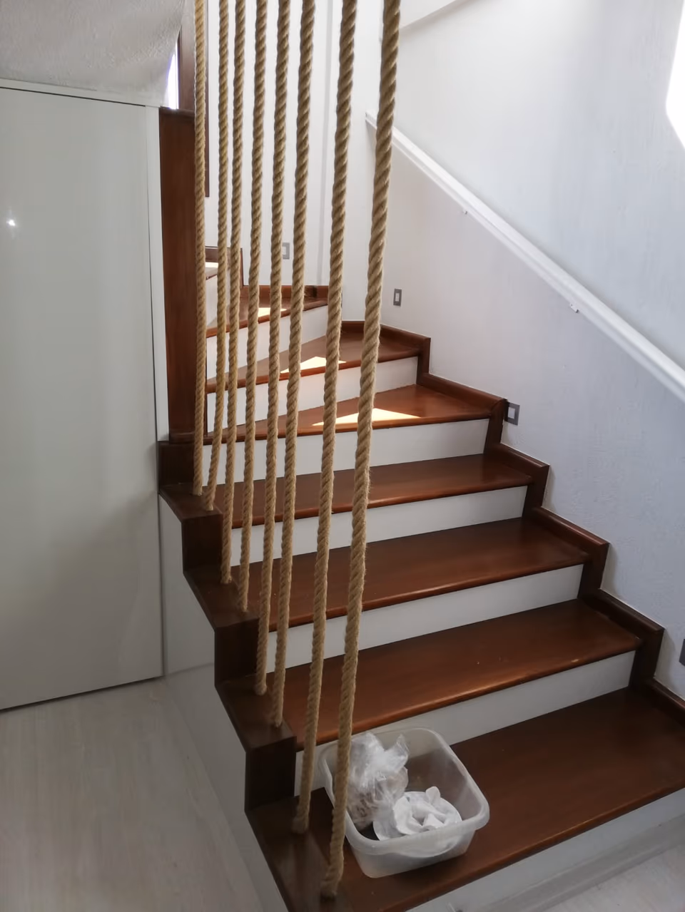 İp korkuluk ve ahşap basamak uygulaması