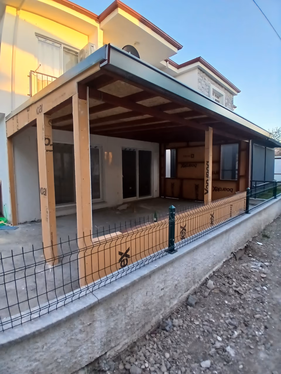 Konut önünde ahşap dikmeli veranda