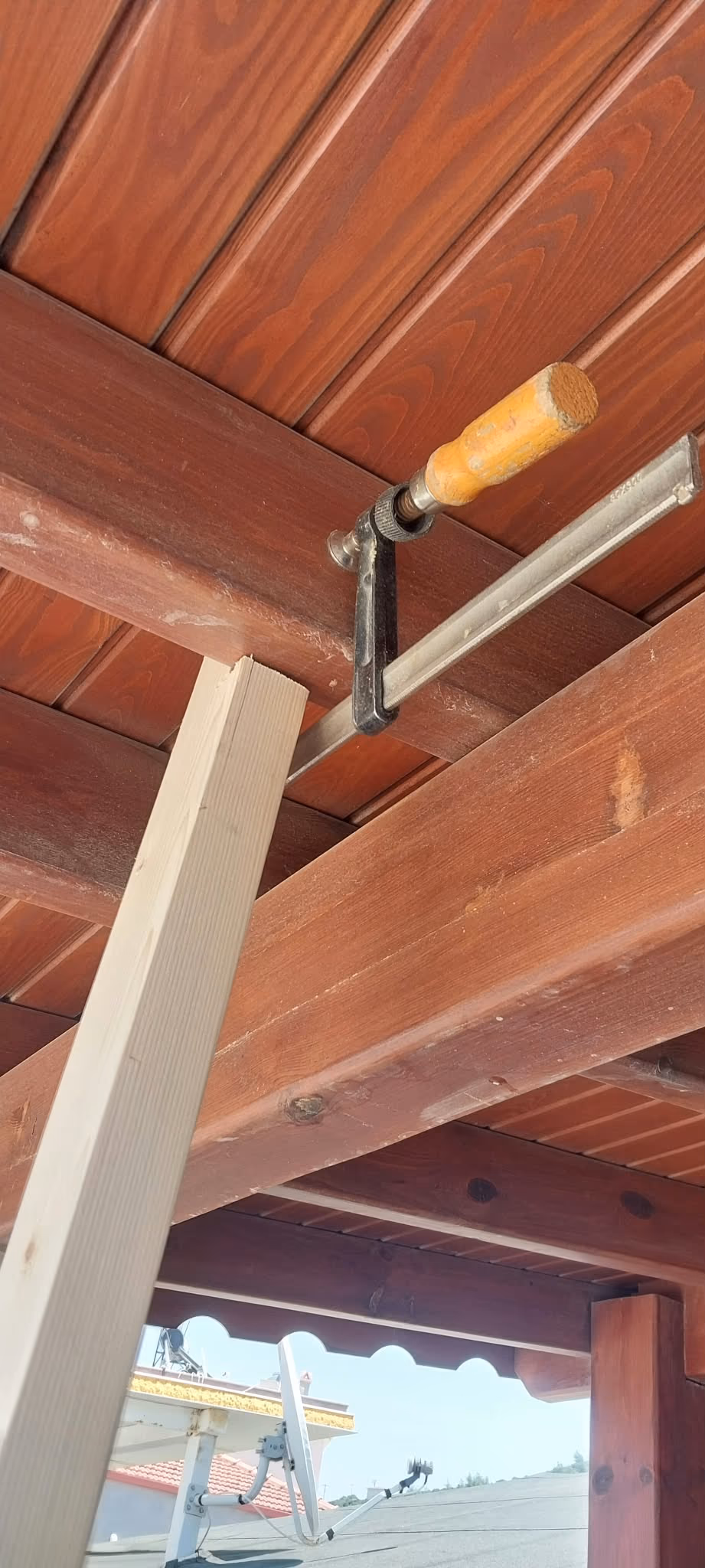Verandada ahşap kiriş bağlantısı