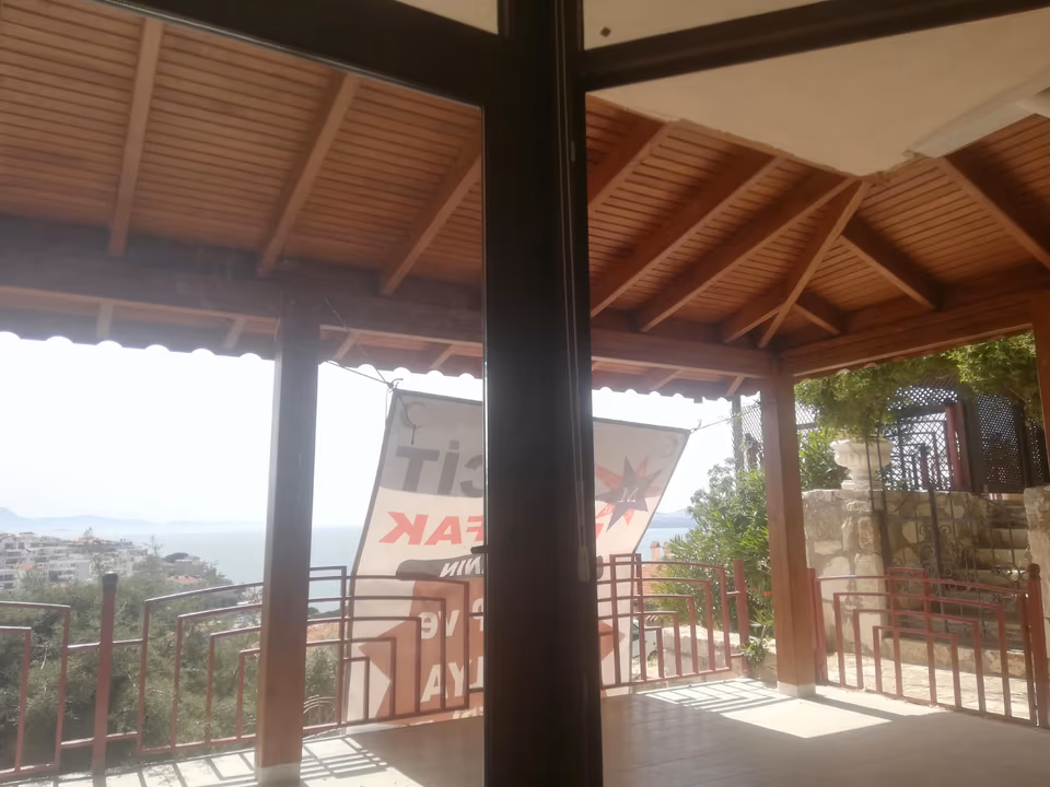 Veranda çatısında eğimli ahşap kaplama