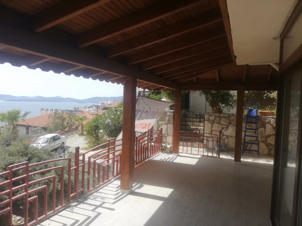 Korkuluk boyunca devam eden ahşap veranda çatısı