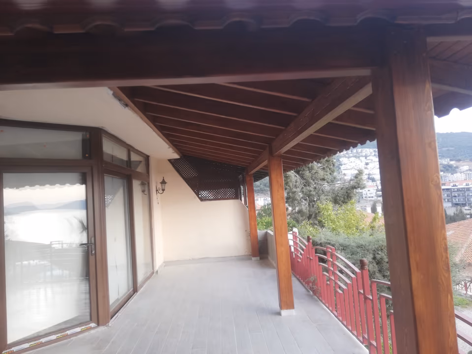 Veranda boyunca ahşap kiriş ve dikmeler