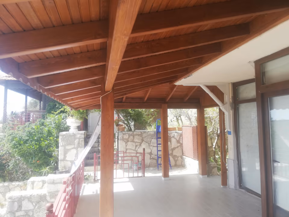 Köşe bölümünde ahşap veranda taşıyıcıları