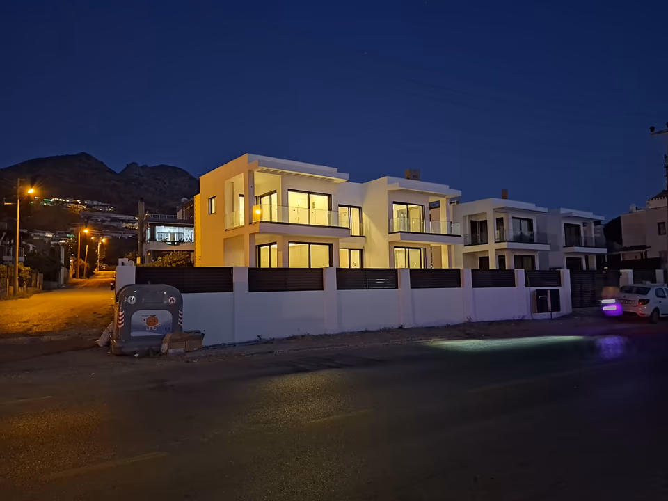 Konutların sokaktan gece görünümü