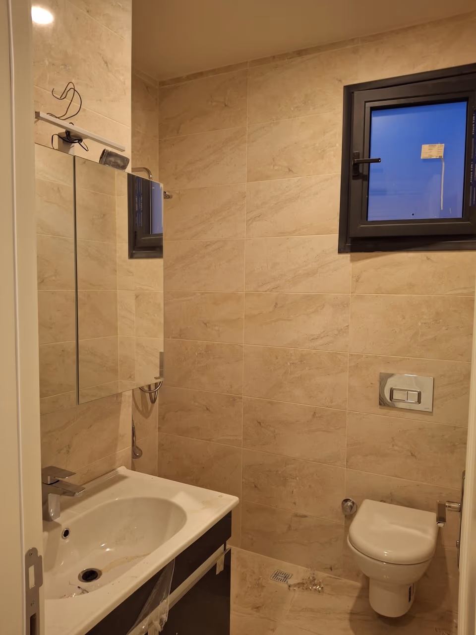 Banyo lavabo tezgâhı ve duvar kaplaması