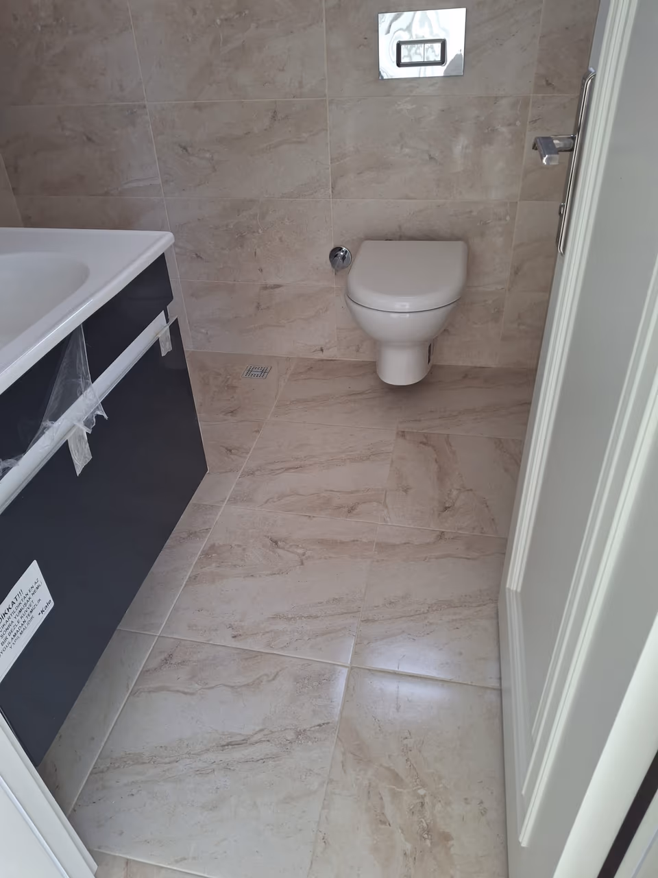 Banyo zemin kaplaması ve asma klozet