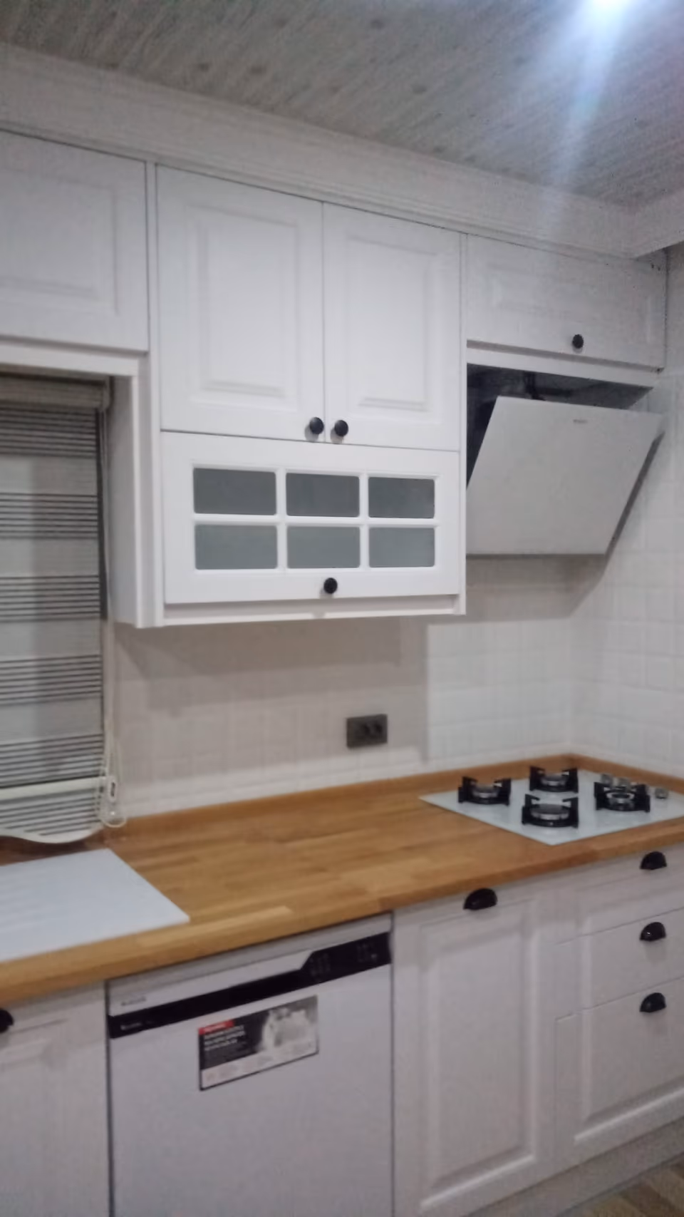 Mutfak üst dolabı ve davlumbaz detayı