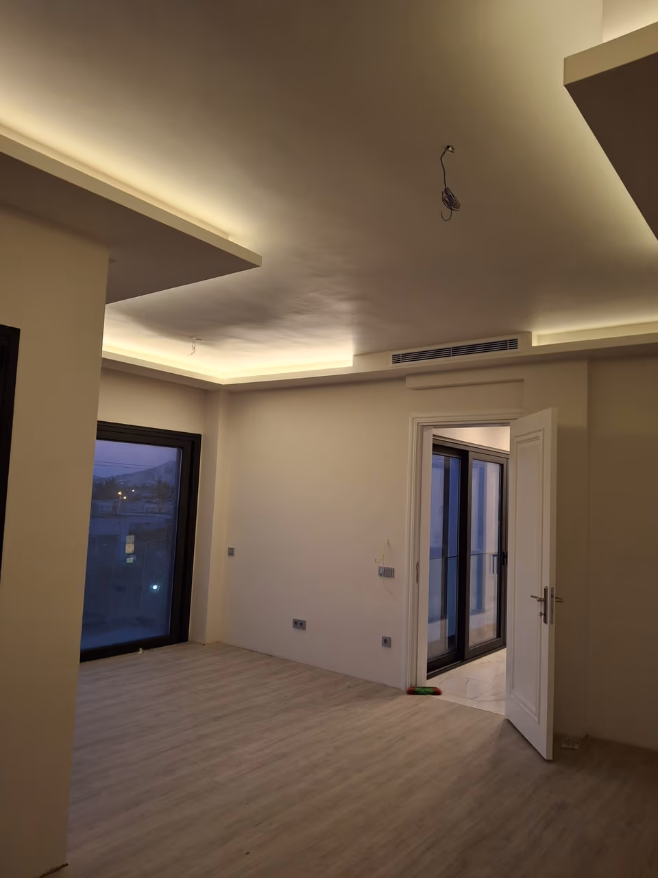 Alçı tavan köşe ve aydınlatma detayı