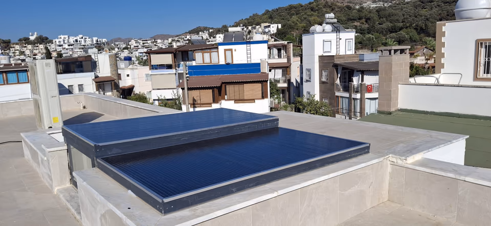 Teras çatısında iki parçalı metal çerçeveli ışıklık
