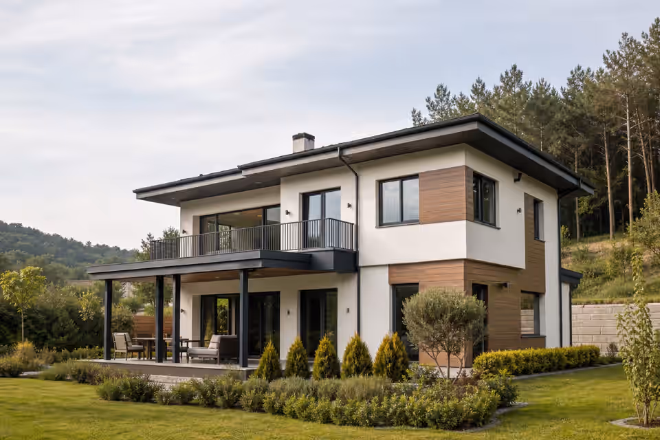 Yeşil peyzaj içinde tamamlanmış iki katlı modern çelik yapı konut