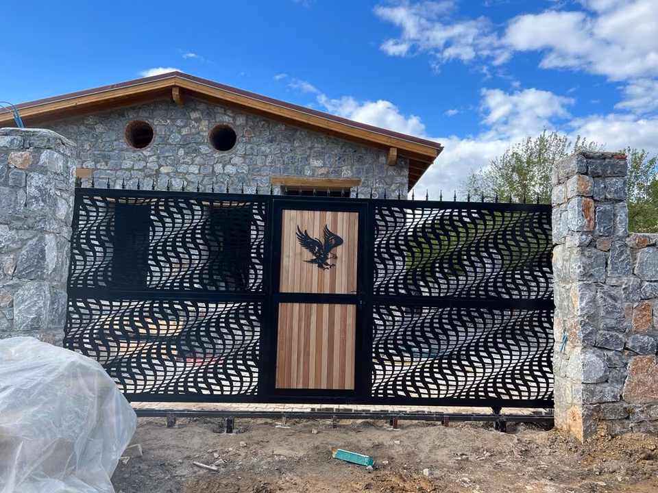 Dalgalı metal panellerle bahçe giriş kapısı