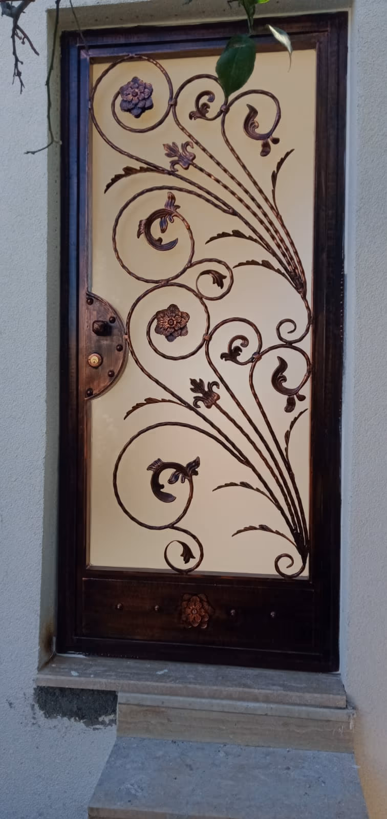 Camlı girişte çiçek desenli ferforje kapı
