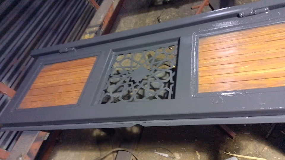 İmalat aşamasında ahşap panelli metal kapı