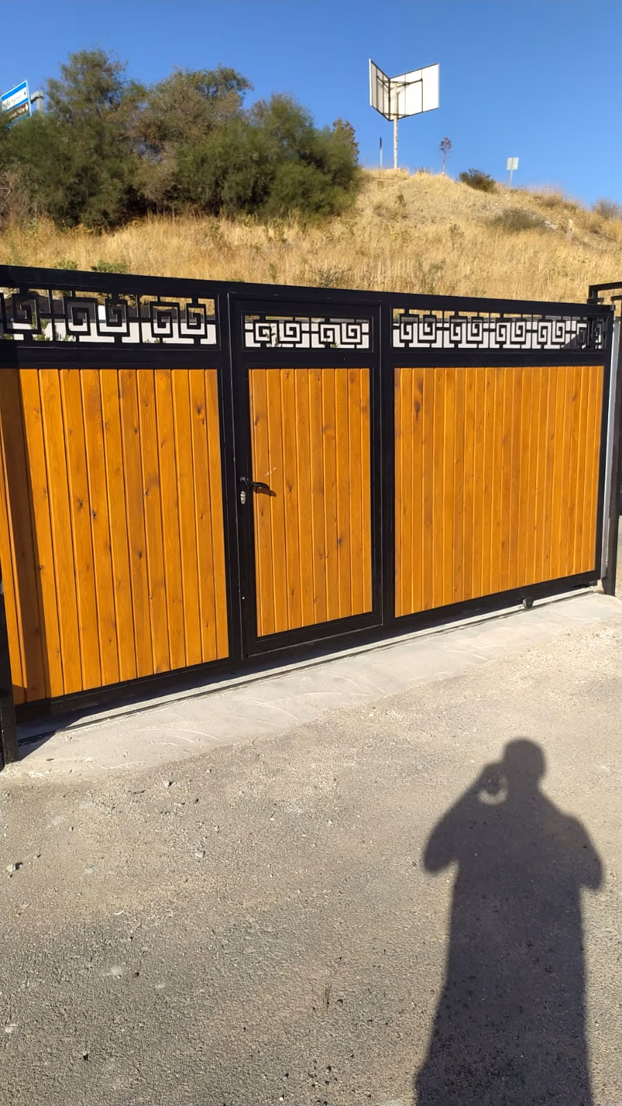Ahşap dolgulu çift kanatlı bahçe kapısı
