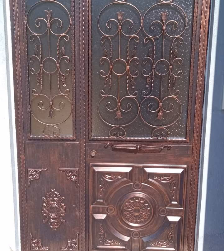 Kabartmalı metal kapıda panel detayı