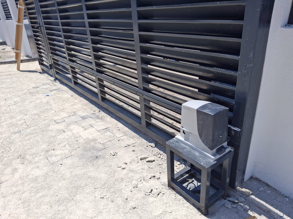 Yatay panelli bahçe kapısında motor bağlantısı