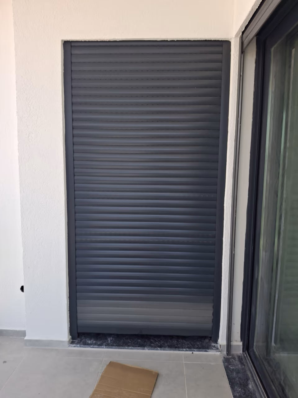 Yatay havalandırma panelli metal kapı