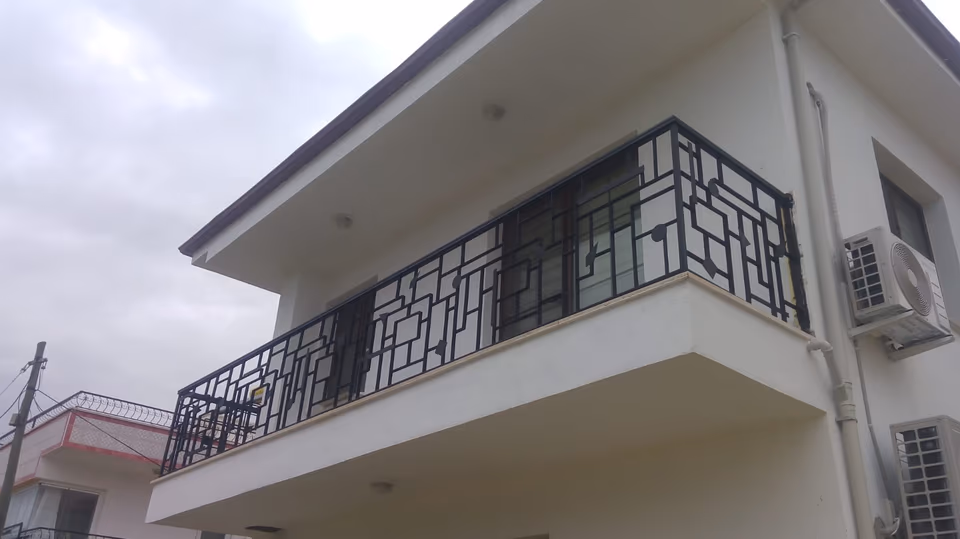 Balkonda geometrik desenli demir korkuluk