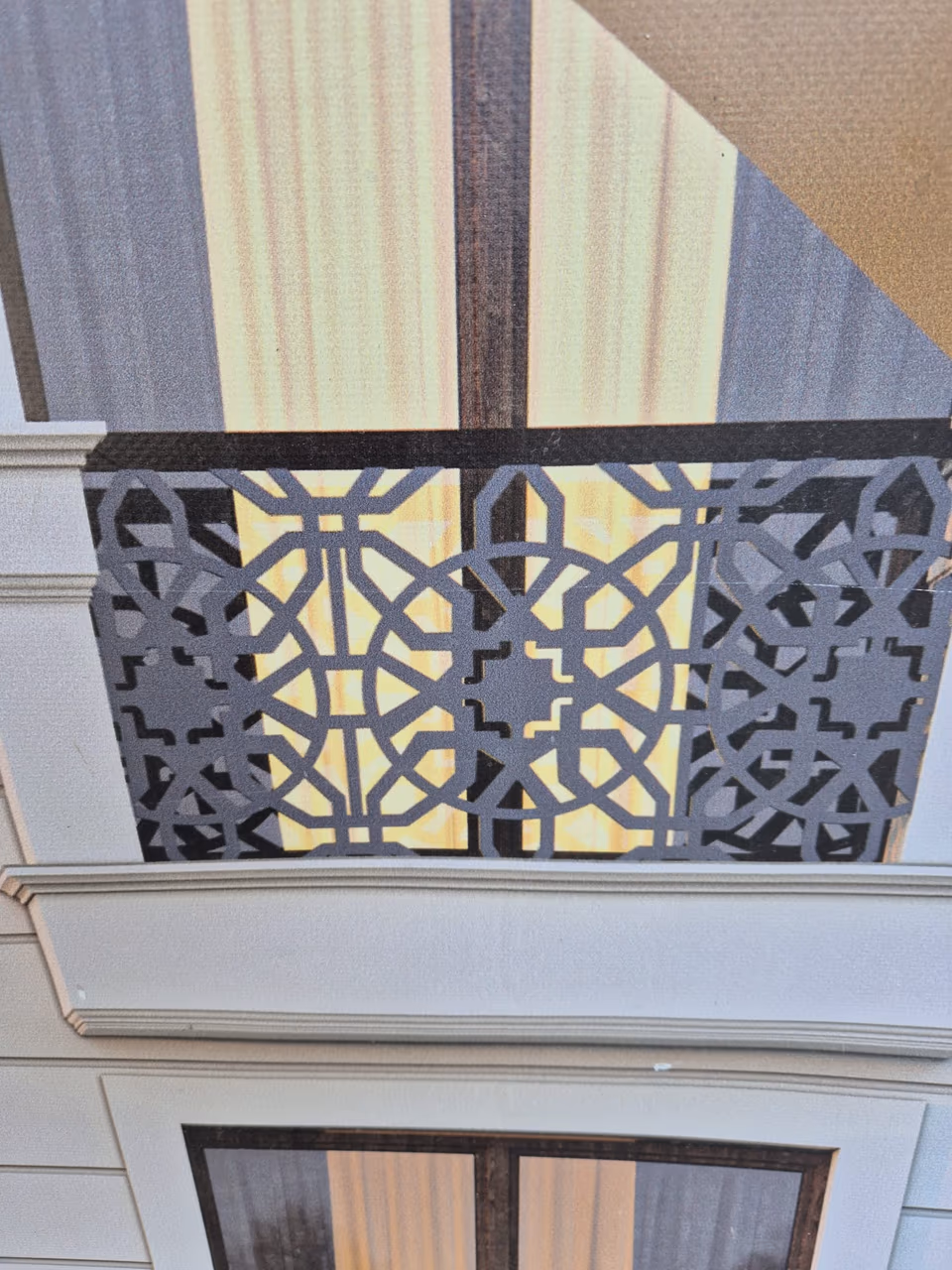 Balkon kenarında desenli metal panel