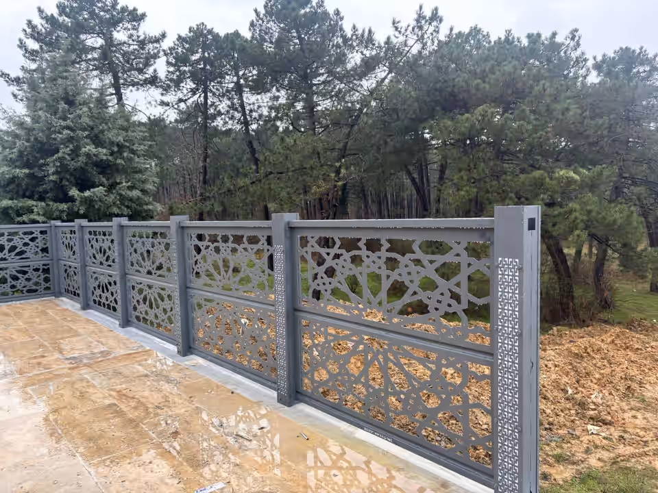 Gri çerçeveli, geometrik desenli metal bahçe korkuluğu