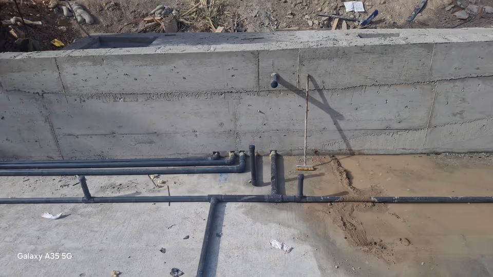 Havuz duvarında tesisat çıkışları