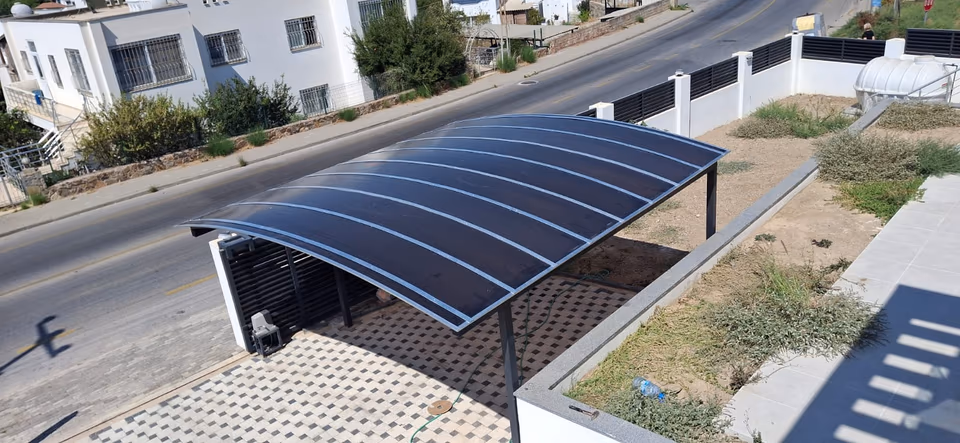 Kavisli metal otopark çatısının üstten görünümü