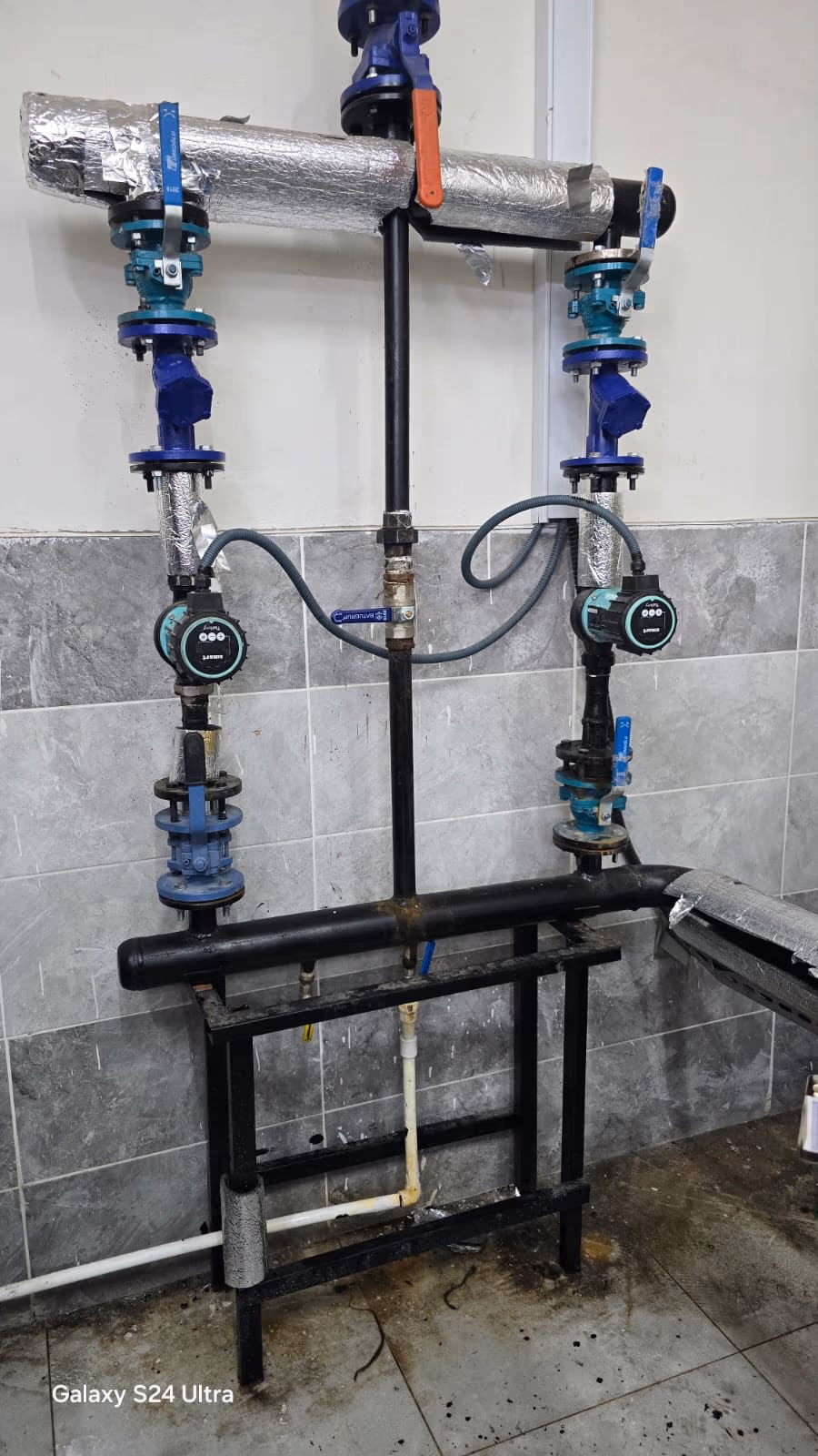 Duvara bağlı pompa ve boru bağlantıları