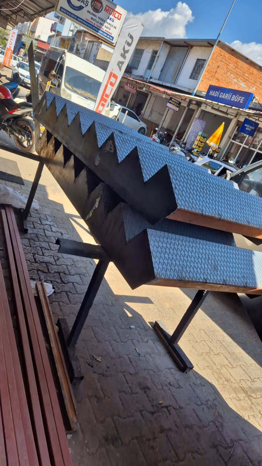 Atölyede imalat aşamasındaki metal merdiven