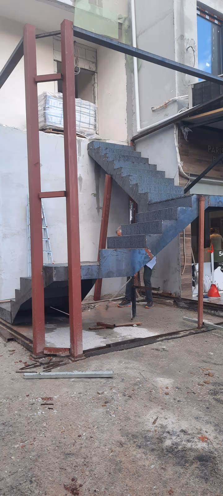 Metal merdiven montajında taşıyıcı ve basamaklar