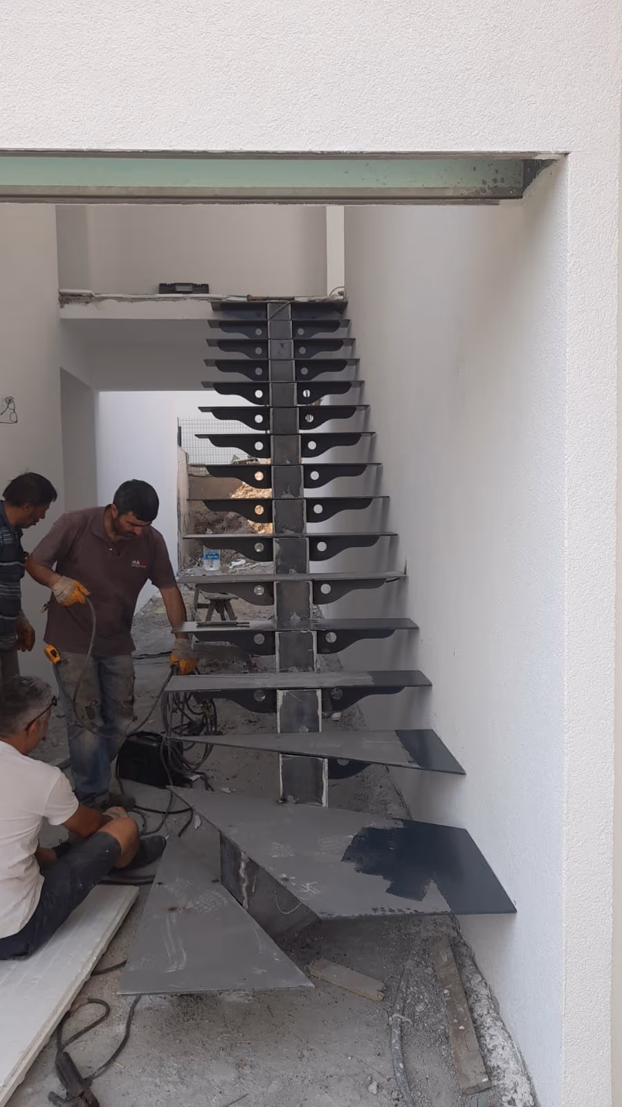İç mekânda metal merdiven montaj aşaması