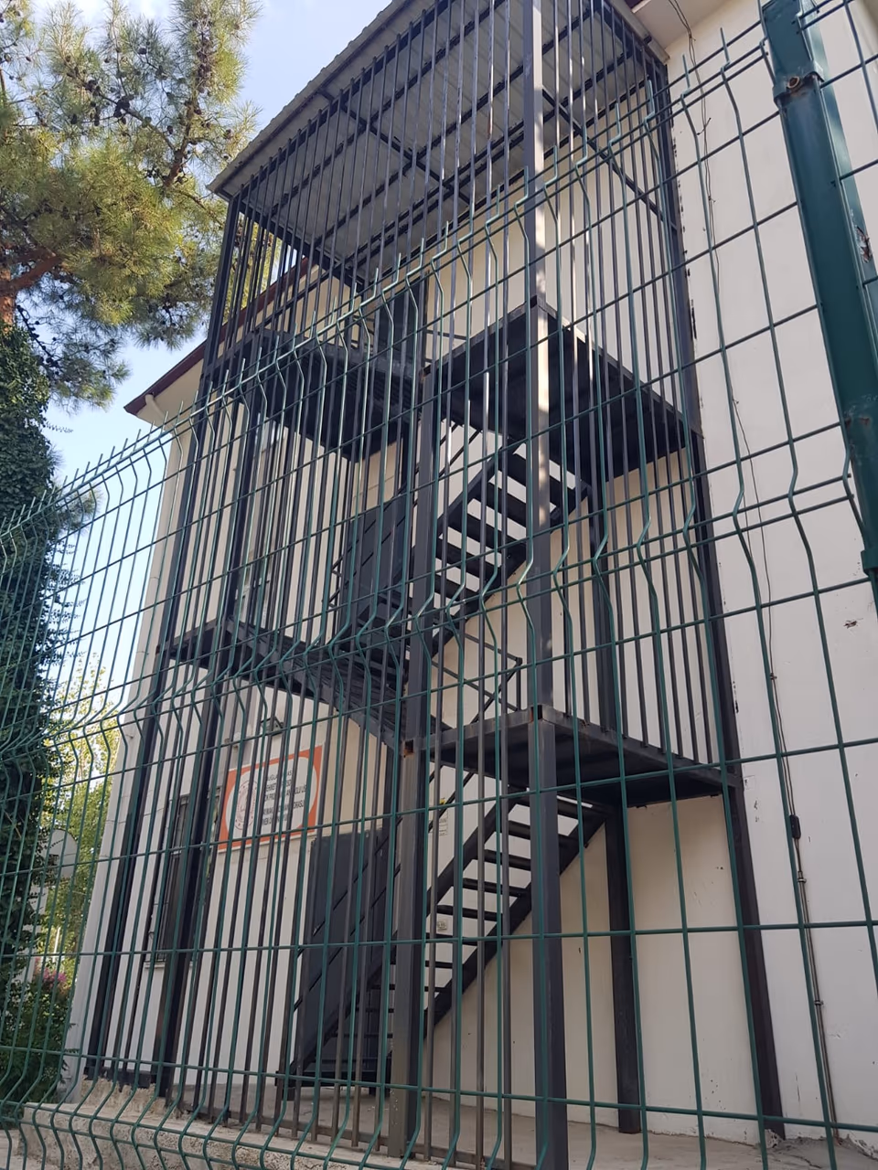 Dış metal merdivende kafes ve korkuluk