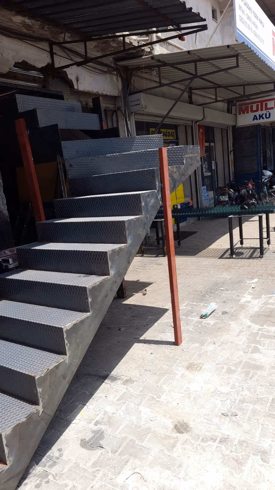Atölyede metal basamak ve yan taşıyıcı
