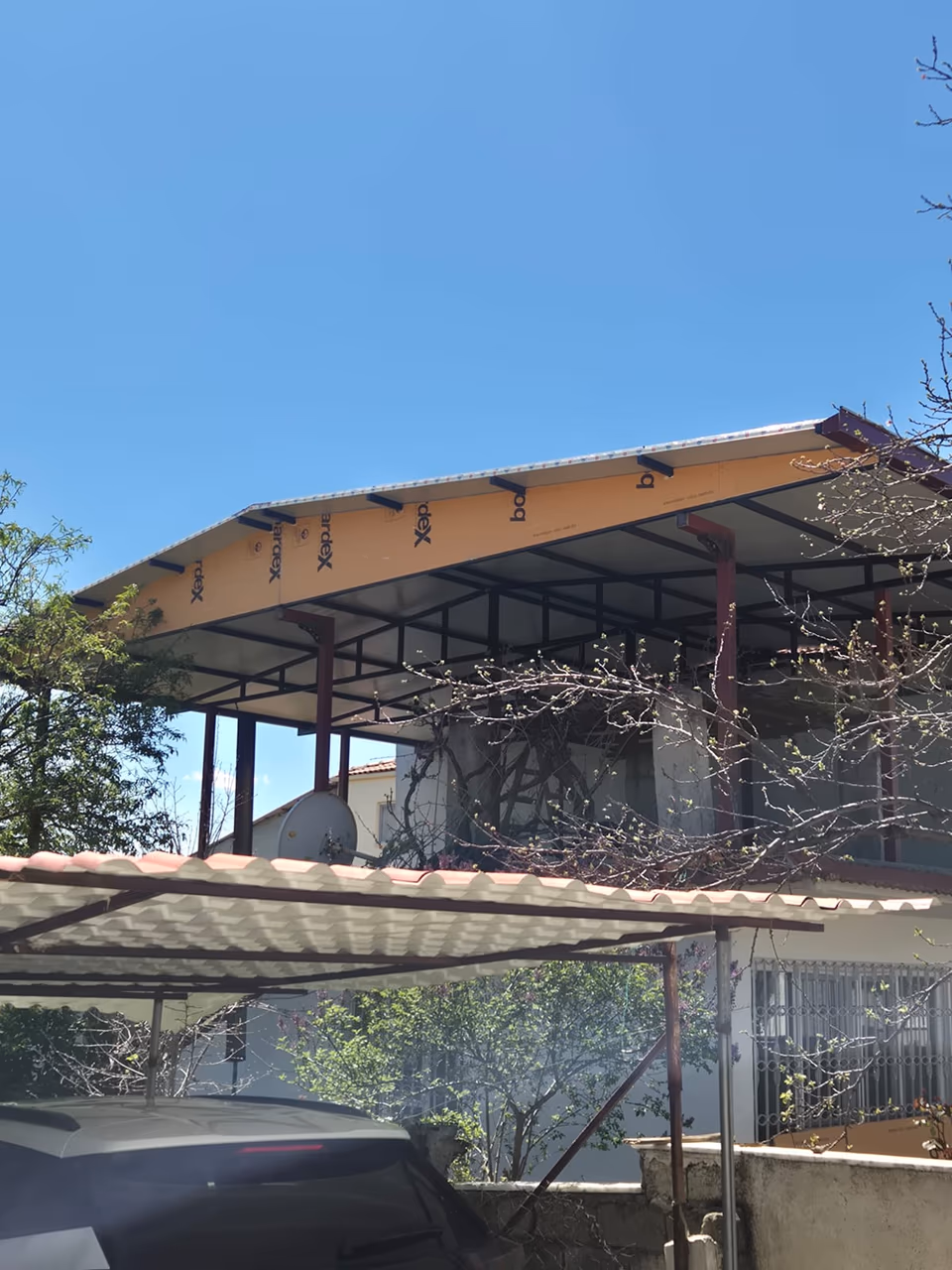 Teras üzerinde metal çatı taşıyıcıları