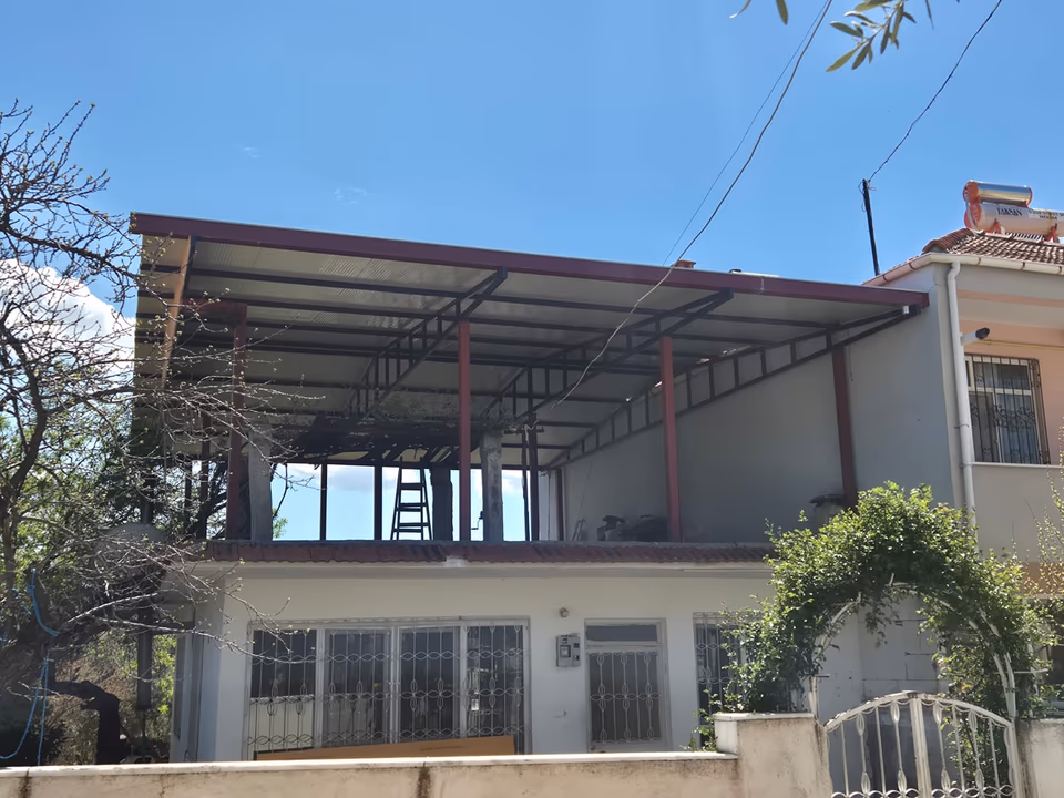 Teras kapatma işinde metal iskelet görünümü
