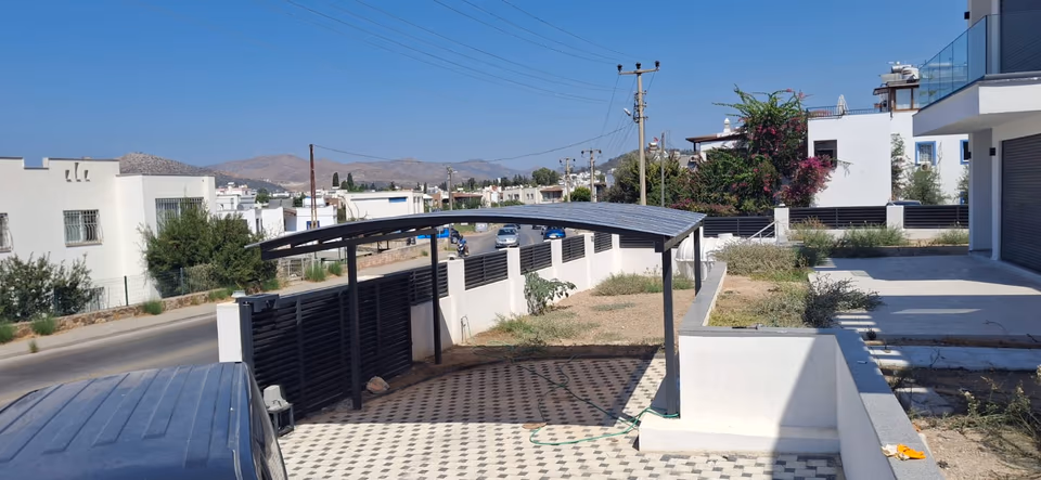 Bahçe girişinde otopark gölgeliği