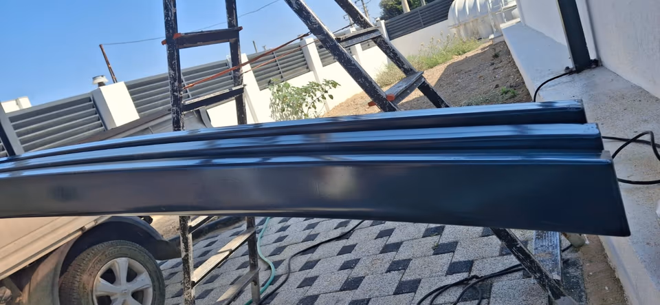 Montaj aşamasında kavisli metal çatı kirişleri