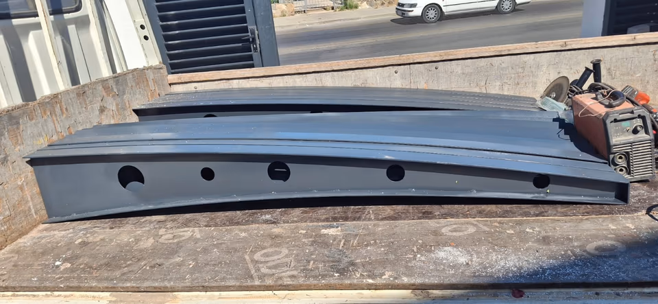Montaj öncesi metal sundurma parçaları