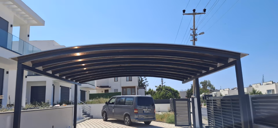 Metal dikmeler üzerinde kavisli çatılı açık otopark