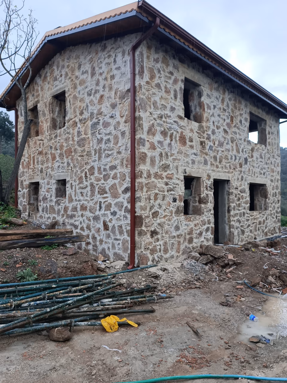 İnşaat aşamasında taş kaplı konut cephesi