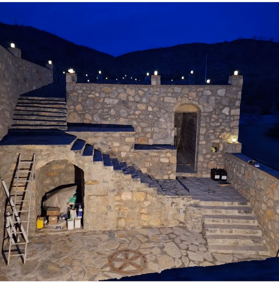 Gece aydınlatmasında taş bahçe uygulaması