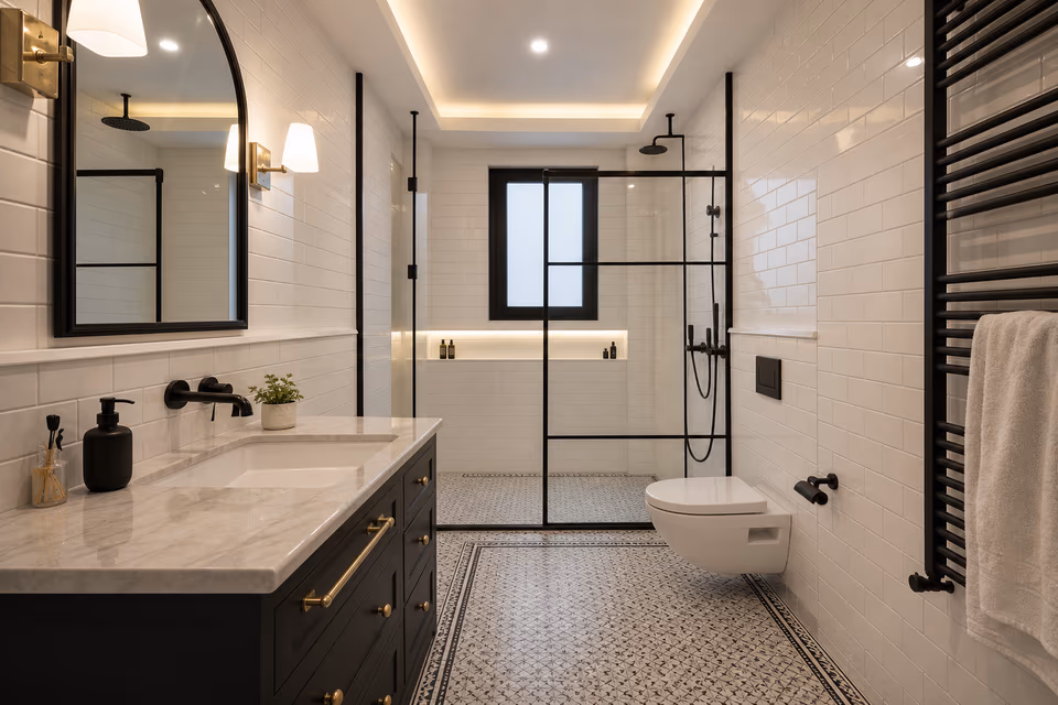 Modern beyaz fayanslı yenilenmiş banyo
