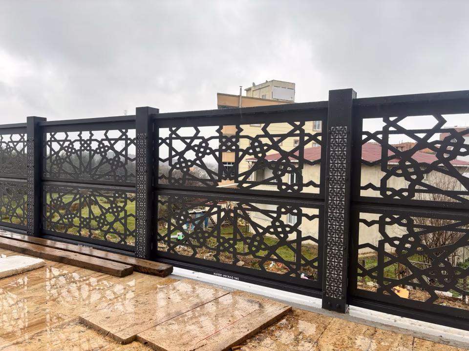 Geometrik desenli siyah metal teras korkuluğu