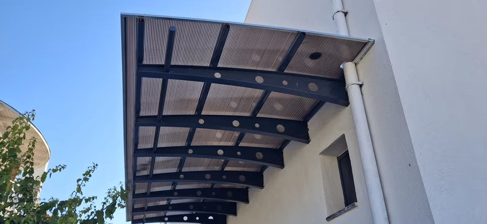 Duvara bağlı sundurmanın metal kirişleri ve çatı altı